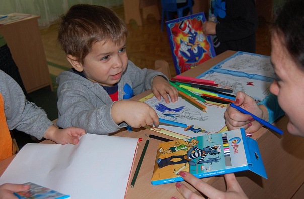 Малыши получили в подарок альбом для рисования, мягкие игрушки и прекрасное настроение
Фото Юлии Огий