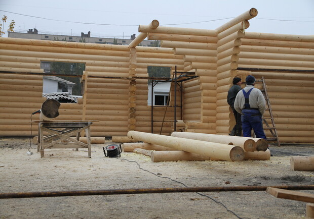 Строительство нового деревянного храма ведется полным ходом
Фото автора