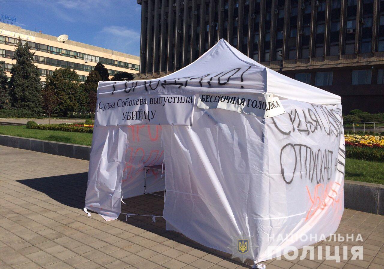Новость - События - Добивается справедливости: под стенами ОГА запорожец устроил бессрочную голодовку