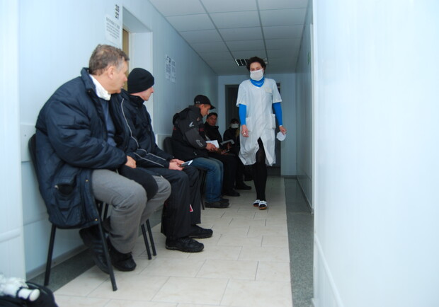 Чтобы попасть к врачу запорожцам необходимо пару часов просидеть в очереди.
Фото Ирины Макушинской.