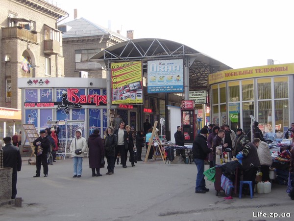 Местные власти пообещали заняться рынком "Анголекнко".
Фото www.life.zp.ua.