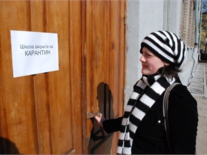 Пока такие вывески можно увидеть на дверях только пяти учебных заведений.
Фото kp.ua.