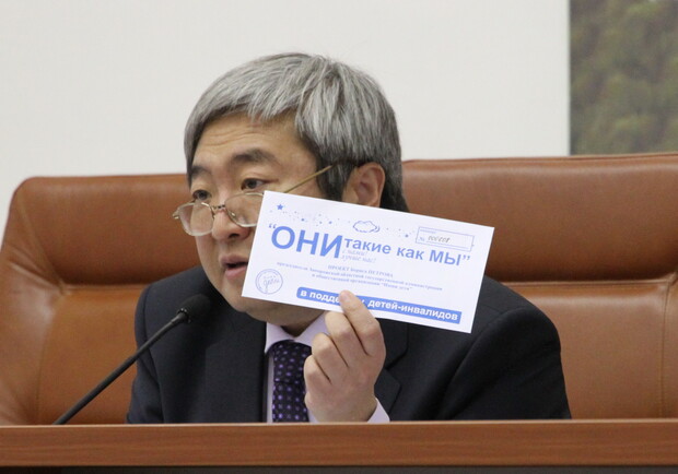 Александр Син демонстрирует один из конвертов, который будет выдаваться депутатам
Фото "В городе"
