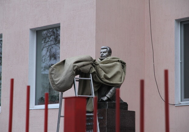 Памятник Иосифу Сталину в целом и сохранности
Фото "В городе"