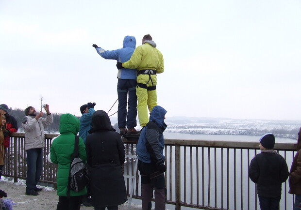 С Арочного моста прыгнуло около 50 запорожцев
Фото most.zp.ua