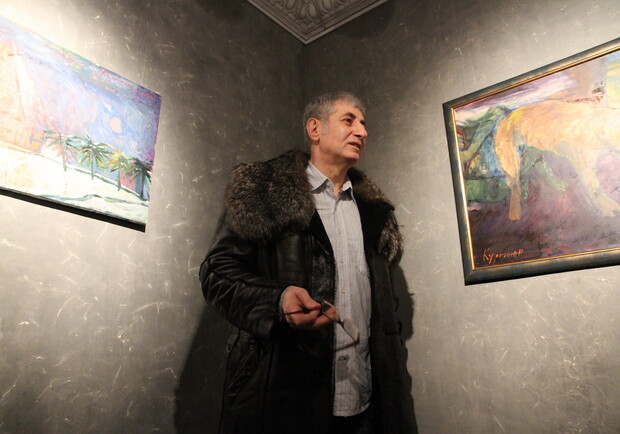 Гагик Кургинян возле своих картин
Фото vgorode.ua
