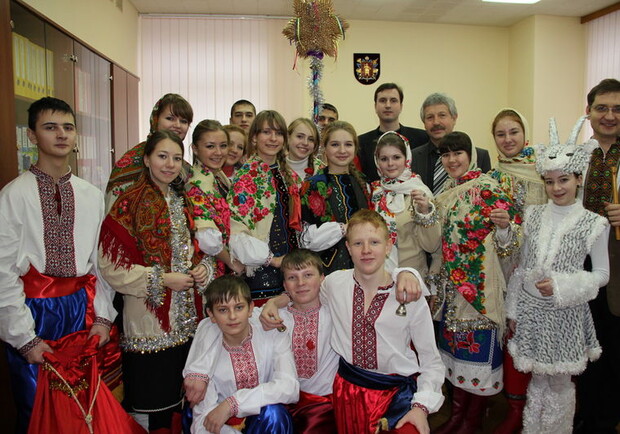 Ученики поздравили работников областной администрации
Фото zoda.gov.ua