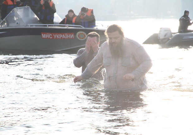 Архиепископ Лука подал пример запорожцам, окунувшись в водах Днепра
Фото vgorode.ua