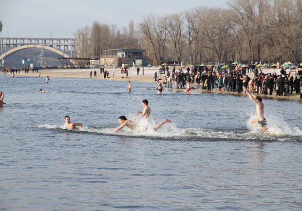Жители города сегодня "пробовали" воду Днепра
Фото vgorode.ua 