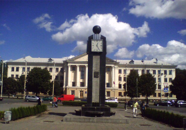 "Часы влюбленных" лишились одной из деталей.
Фото emra.zp.ua.