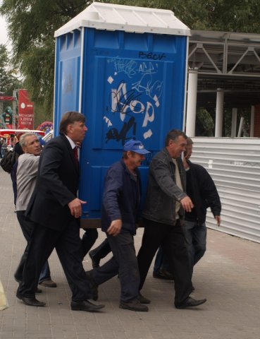 В Запорожье в местах "отстоя" транспорта установят биотуалеты.
Фото vgorode.ua.