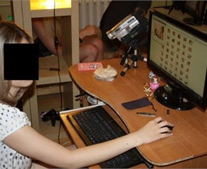  Бердянские милиционеры открыли порнозвезду. Фото ЦОС ГУ МВД Украины в Запорожской области.