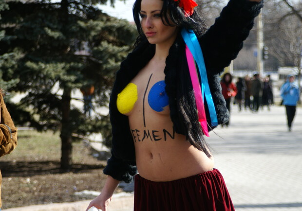 FEMENки в Запорожье: Ударим сиськами по секс-туризму.
Фото  Виталия Григорьева. vgorode.ua 