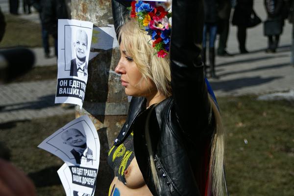 FEMENки рассказали, зачем пожаловали в наш город.
Фото Виталия Григорьева.