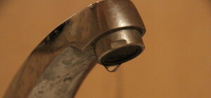 Около 2 тысяч человек больше суток сидят без воды