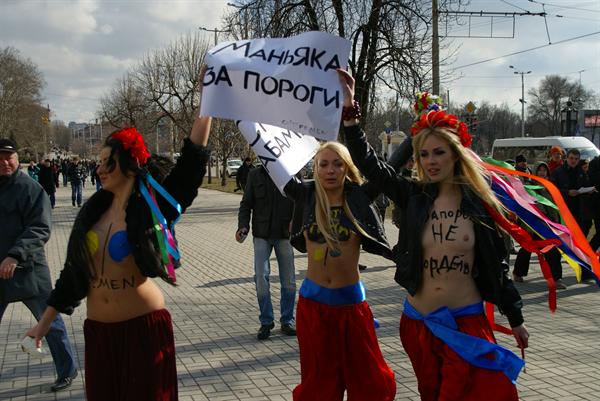 FEMENки вышли к горсовету. 
Фото Виталия Григорьева. vgorode.ua 