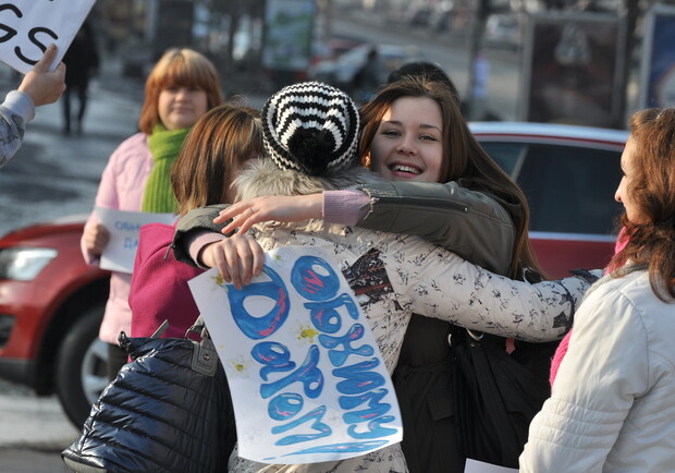 На выходных в Запорожье прошел флешмоб "Обнима даром".
Фото Павла Веселкова.