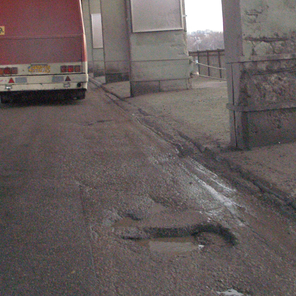 На запорожских дорогах обещают залатать все "ямы".
Фото vgorode.ua