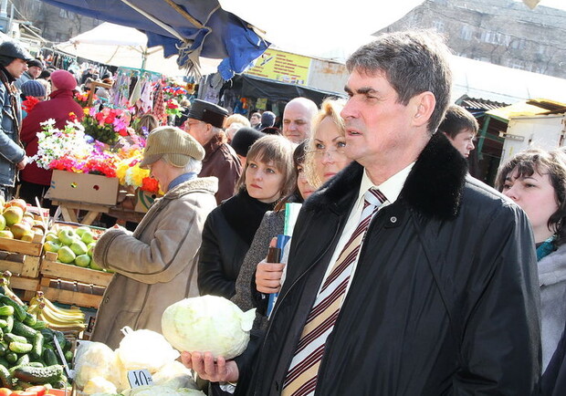 Борис Петров посетил запорожские рынки.
Фото www.zoda.gov.ua.