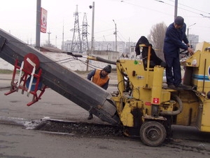 Ремонтировать дороги будут с помощью б/у материалов.
Фото kp.ua.