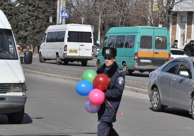 Запорожских водителей наградили шариками.
Фото  vgorode.ua