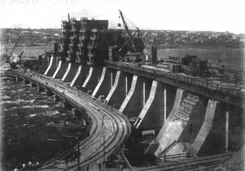 В этот день заложили последний бетонный блок на строительстве ДнепроГЭСа.
Фото zptown.at.ua.