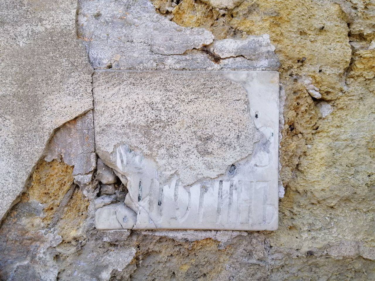 Такие не трогайте: одесские краеведы спасли от уничтожения мраморную табличку