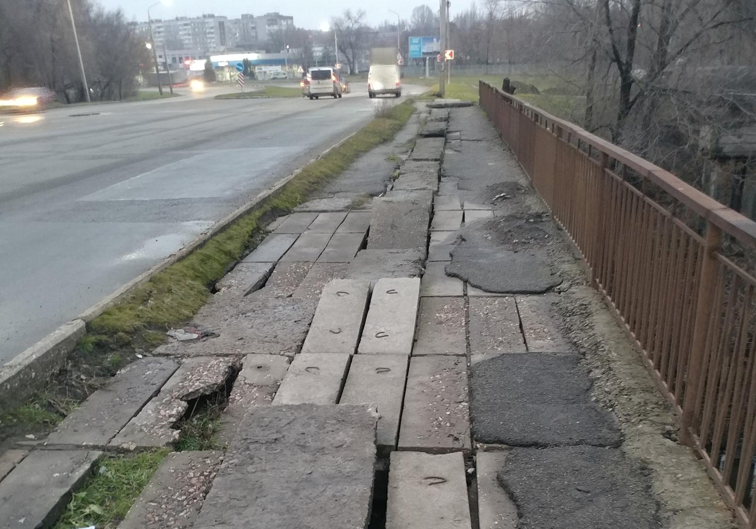 В Запорожье возле Дубовки разваливается пешеходный мост / фото: fb Андрей Бездольный