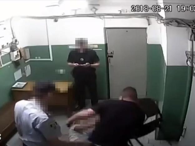 Избиение пассажиров в харьковском метро: суд отпустил экс-полицейского домой