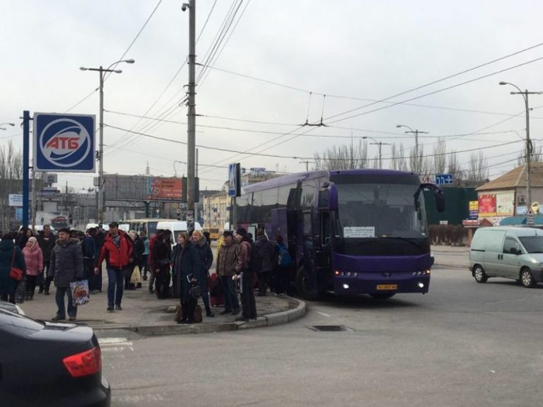 Десятки эвакуированных людей на проспекте Соборном/ фото: Индустриалка