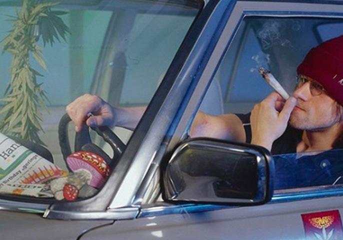 Спалило нарушение ПДД: на Грушевского патрульные остановили автомобиль с наркоманами