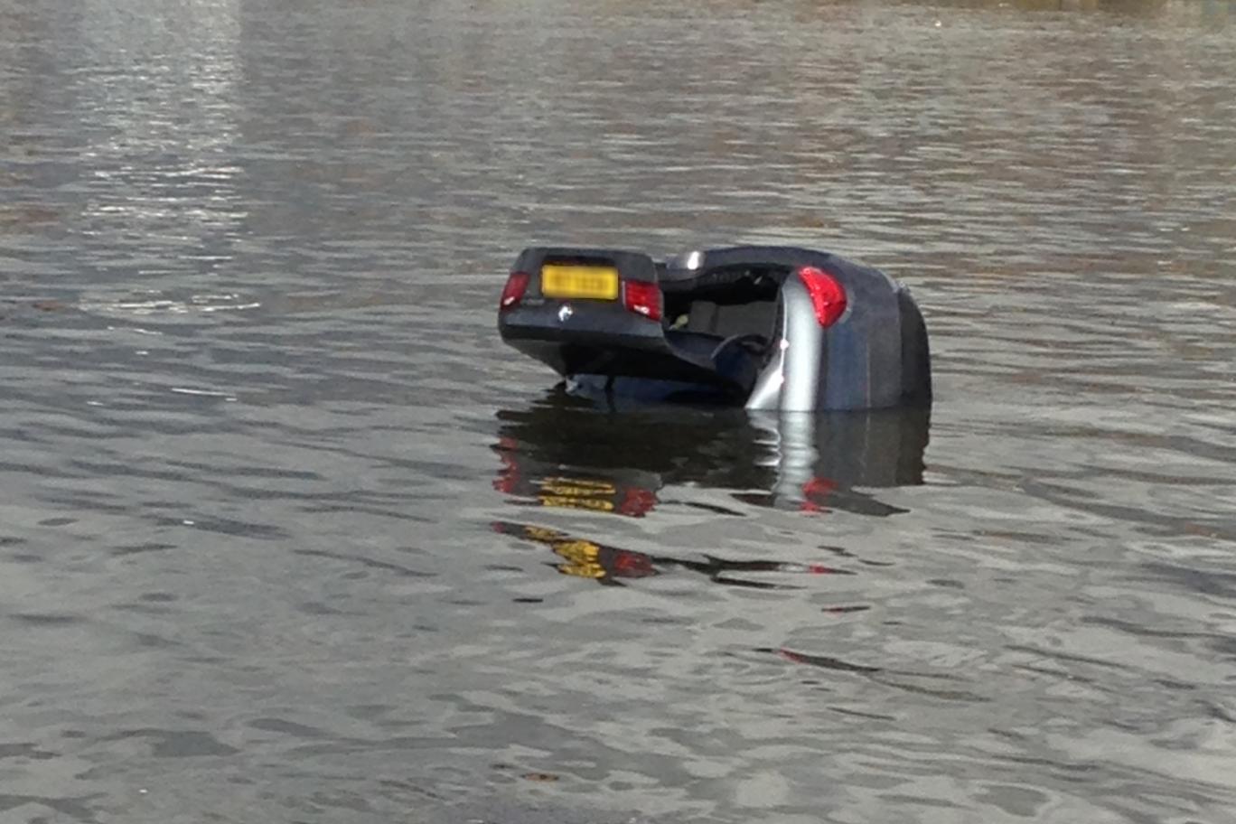 ВИДЕО: что может случиться с твоим BMW во время наводнения в Лондоне