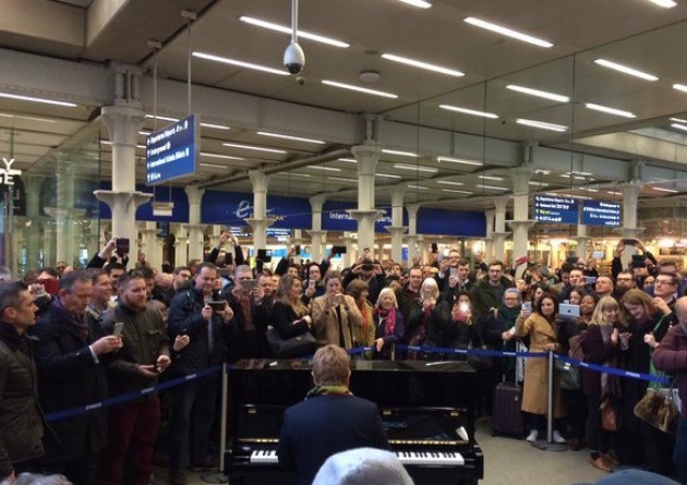 На вокзале Кингс-Кросс парень сыграл с полисменом на пианино в 4 руки