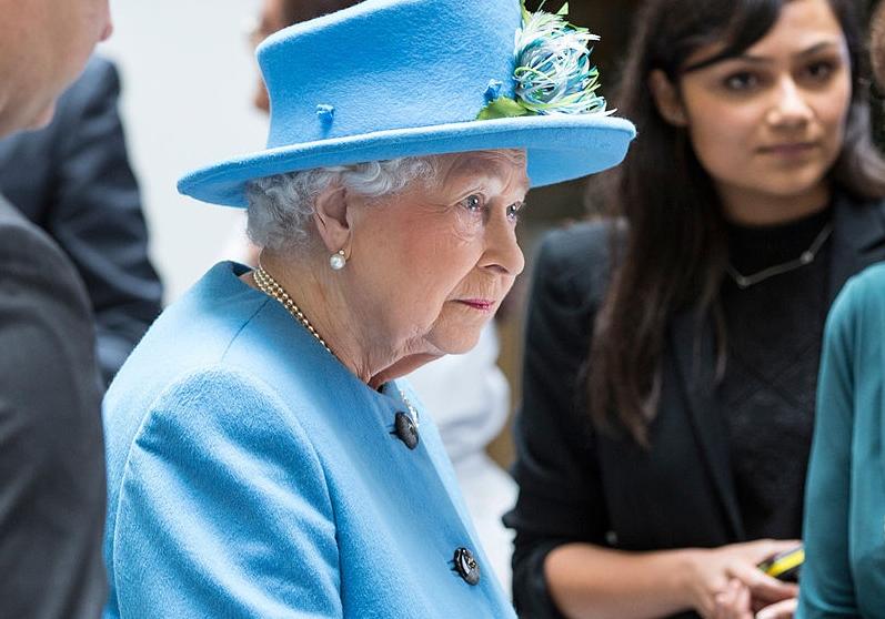 Паника на улицах Лондона: что случилось с Елизаветой II?