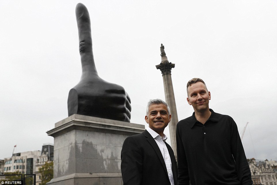 Новый экспонат для селфи: что можно увидеть на Трафальгарской площади сегодня