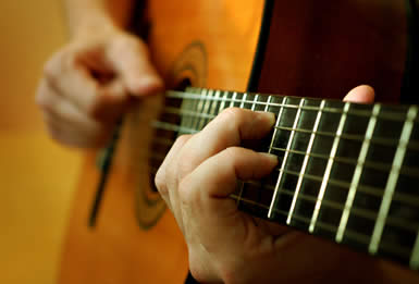 Научиться играть на гитаре можно, было бы желание.
Фото www.siteguitar.narod.ru.