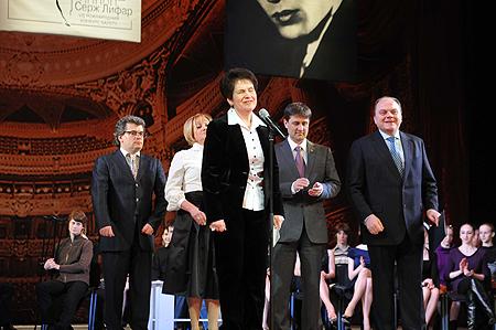 Людмила Янукович впервые надела брючный костюм и высокие каблуки