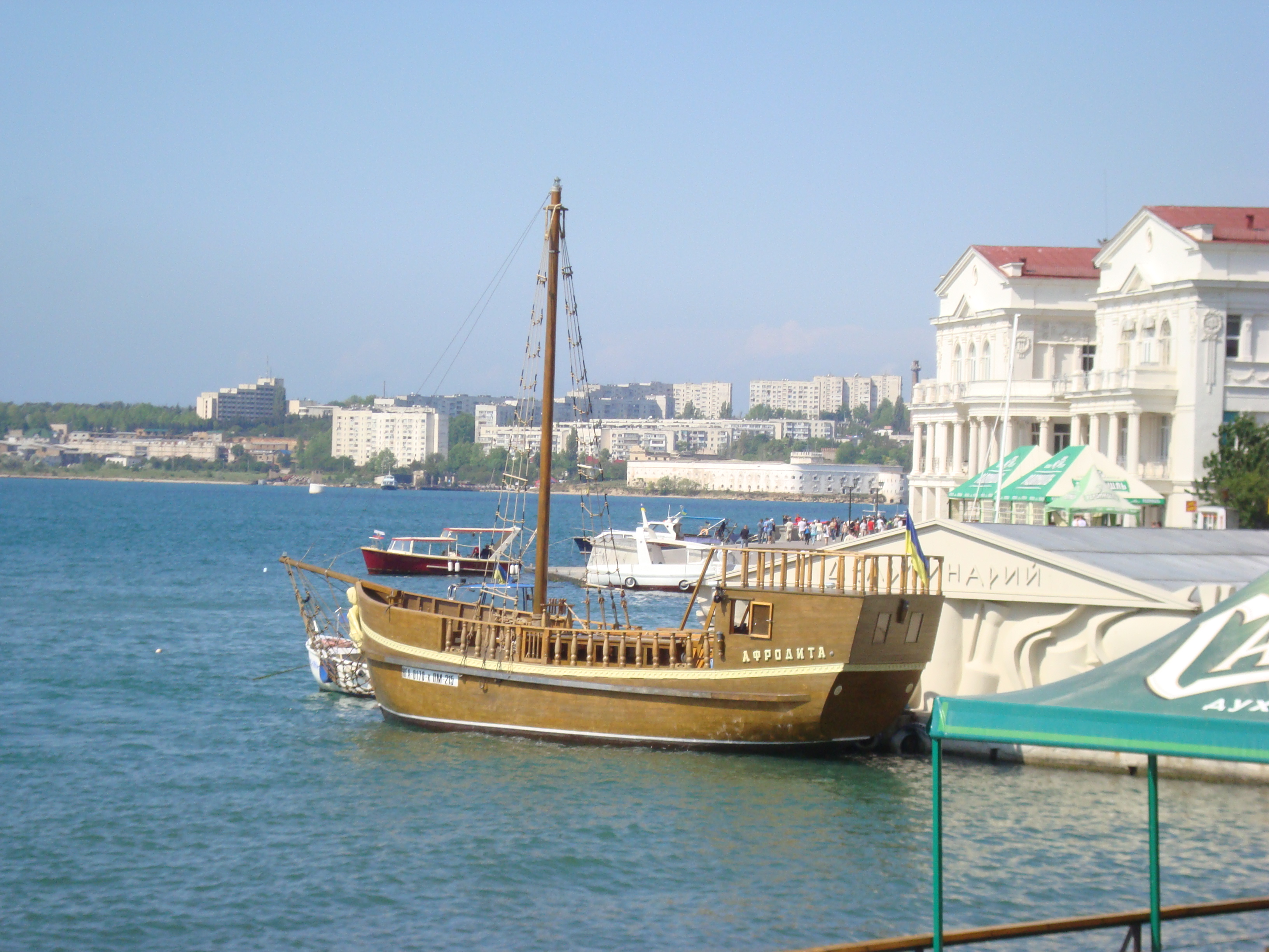 Сегодня температура воды в Азовском море - 19-23, а в Черном - 13-24 градуса