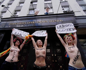 Обнаженные FEMEN на здании Генпрокуратуры требовали кастрации николаевских мажоров-насильников