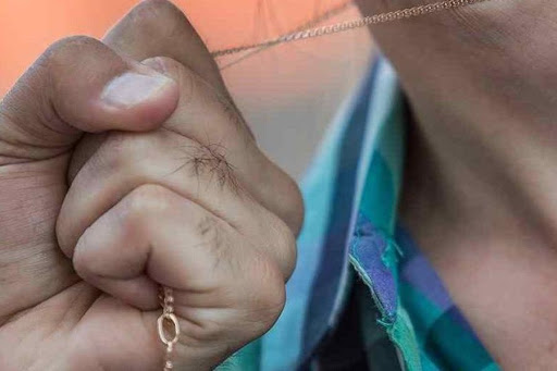 По пути с ребенком в школу: вор-рецидивист сорвал золотую цепочку и убежал