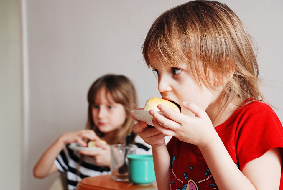 Чем кормят детей в садах и школах / фото: pixabay