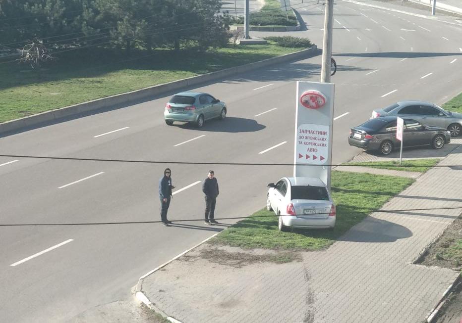 На проспекте Металлургов машина врезалась в баннер / фото: Vgorode