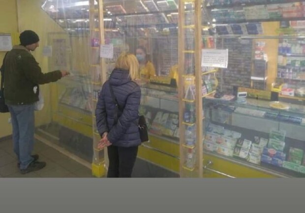 Не пугайтесь: в супермаркетах и аптеках кассы затянуты пленкой фото