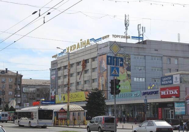 В ТЦ "Украина" продолжают работать заведения. Фото: горсовет