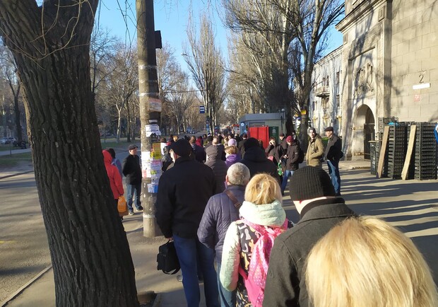 Запорожцы с самого утра стоят в огромных очередях на транспорт. Фото: fb Olehka Tihenko