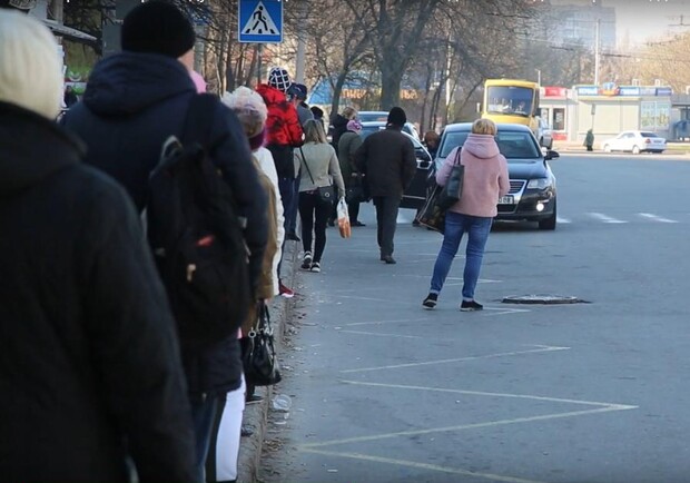 Не бросили: запорожские водители бесплатно подвозят людей (видео) фото