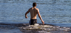 Рисковый: в Запорожье мужчина открыл купальный сезон (видео)