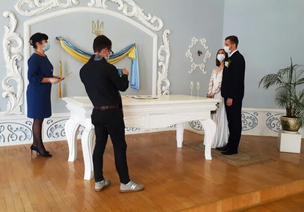 Карантин не помеха: в Запорожье продолжают регистрировать браки фото