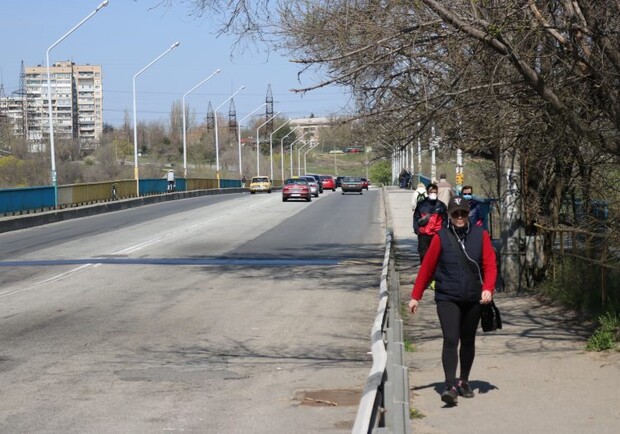 О карантине не слышали: запорожцы массово гуляют на Хортице фото