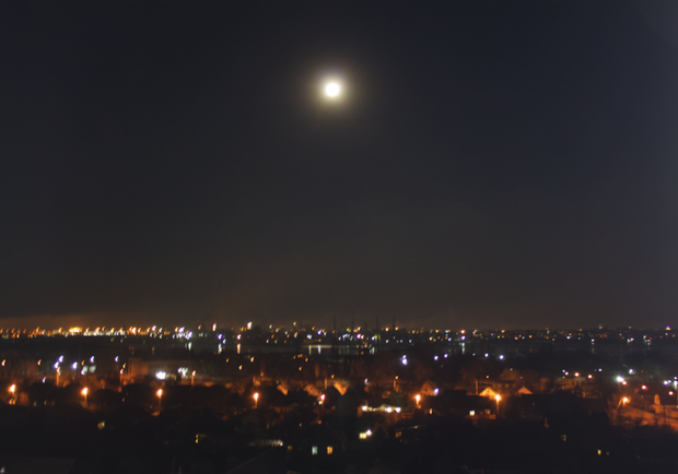 Над городом повисла огромная луна: смотри, как это было фото Vgorode